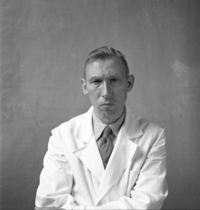 856531 Portret van A. Breevoort, amanuensis aan de Rijks Hogere Burgerschool (Rijks HBS, Kruisstraat 1) te Utrecht.